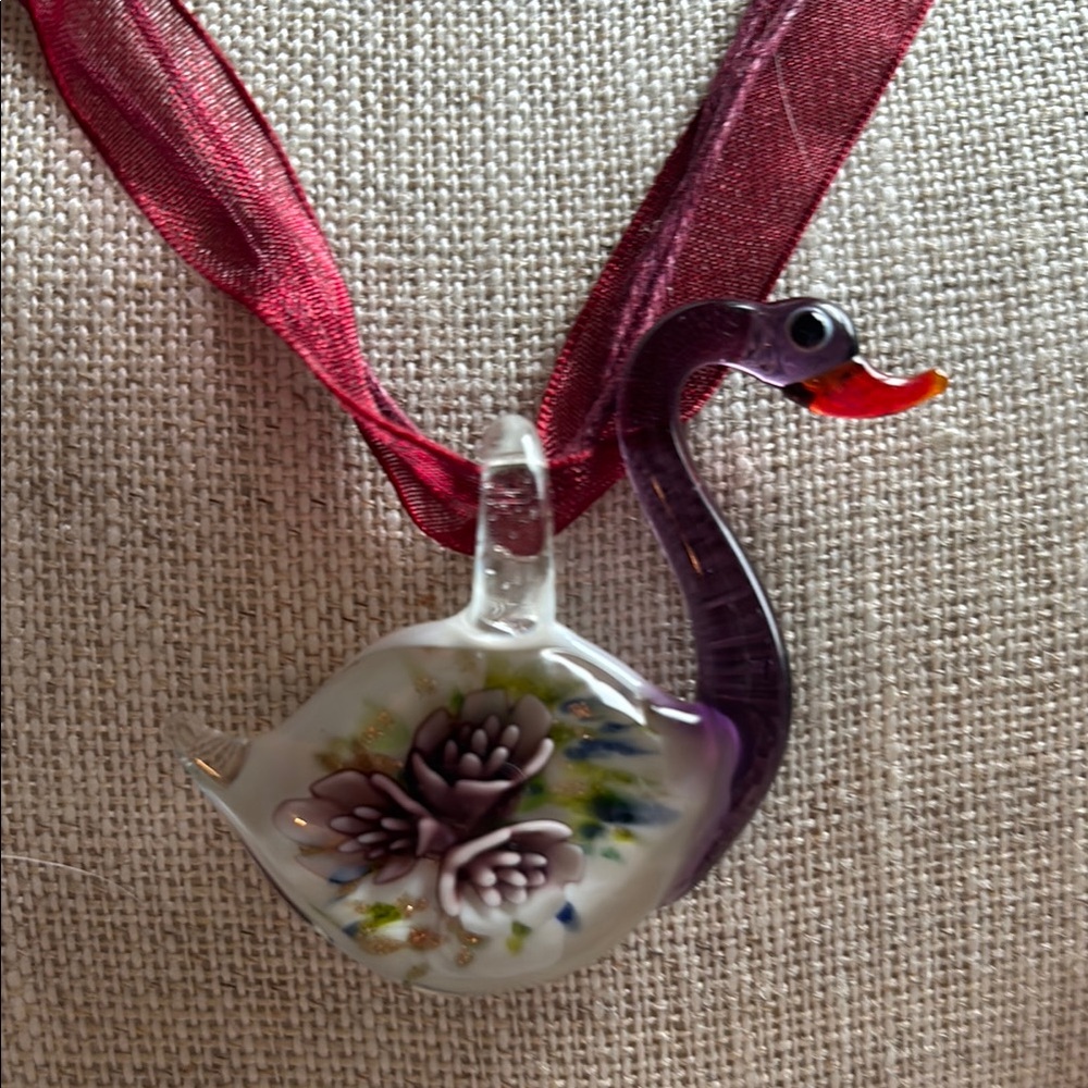 🟥Brand New Art Lampwork Glass Swan Pendant Necklace